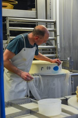 Visite fromagerie-Peisey-hiver2025-©infosnews-35.jpg