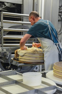 Visite fromagerie-Peisey-hiver2025-©infosnews-38.jpg