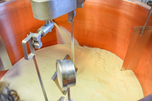 Visite fromagerie-Peisey-hiver2025-©infosnews-45.jpg