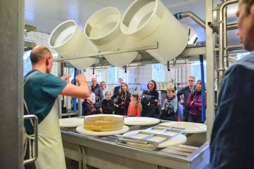 Visite fromagerie-Peisey-hiver2025-©infosnews-6.jpg