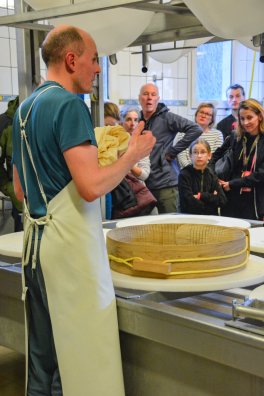 Visite fromagerie-Peisey-hiver2025-©infosnews-8.jpg
