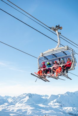 Groupe_de_personnes_sur_telesiege_avec_vue_panoramique-Benoit_BERGER-36516.JPG