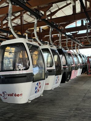 160-cabines-des-telecabines-des-chenus-et-de-l-ariondaz-a-courchevel-seront-mises-aux-encheres-le-24-mai-photo-s3v-1743101908.jpg