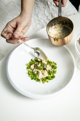 Cheval Blanc Courchevel_Rémoulade herbacée de racine de céleri sur une fine gelée_Simon Detraz .jpg