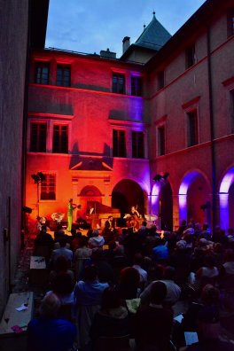 été 2023 - Ensemble Artifices; cour de l'Ancien Evéché Moutiers photo Bruno Berthier.jpg