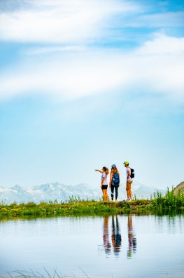 Randonneurs_au_lac_des_Allamands-Marine_VERNAZ-35856-1600px.JPG