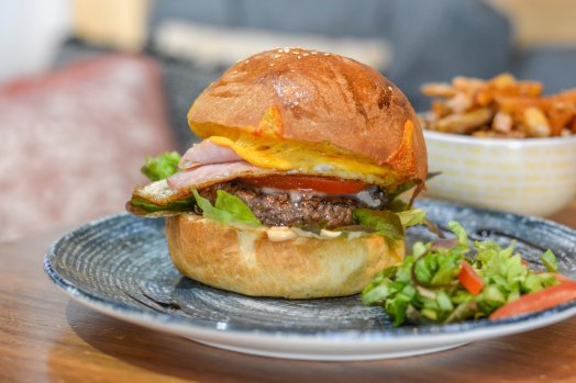 le dos rond-Montchavin-hiver2024-©infosnews-burger au bacon-56.jpg