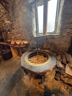 GRAND-AIGUEBLANCHE - Moulin à huile de noix - Association Patrimoine et Culture HIVER 2026-©infosnews-146.jpg