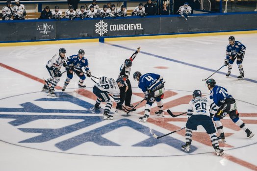 hcmp engagement patinoire courchevel.jpg
