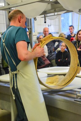 Visite fromagerie-Peisey-hiver2025-©infosnews-9.jpg