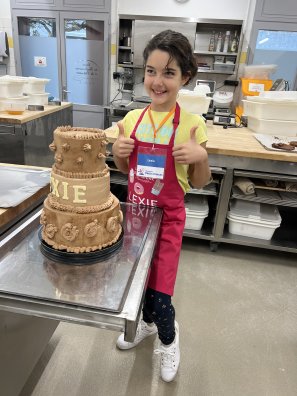 2025 Lexie10 ans un gateau à étage.JPG