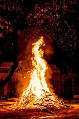 joanjocastello-bonfires-4777444_1920.jpg