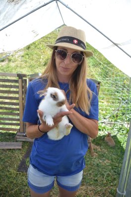 DSC_0107Fermière avec lapins.JPG