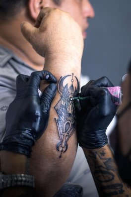 maik_alexis-man-tattooing-7533875_1920.jpg