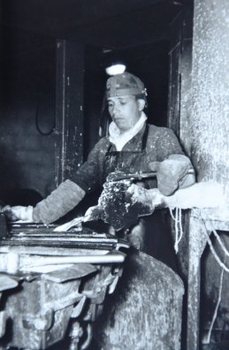 Coulage des lingots de sodium BOUMEZRAG Mekki 1958 source Photo J.F REYNAUD.JPG