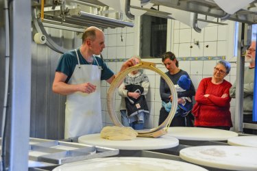 Visite fromagerie-Peisey-hiver2025-©infosnews-14.jpg