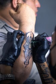 maik_alexis-man-tattooing-7533875_1920.jpg